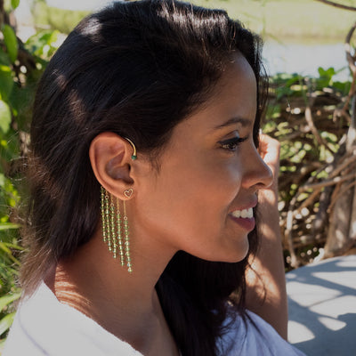 Bijou Orparima "Green Diamond" Collection Swarovski. Tour d'oreille imaginé et crée par Orparima, doré à l'or fin 24 Carats. Vue de profil, porté par Maritza.