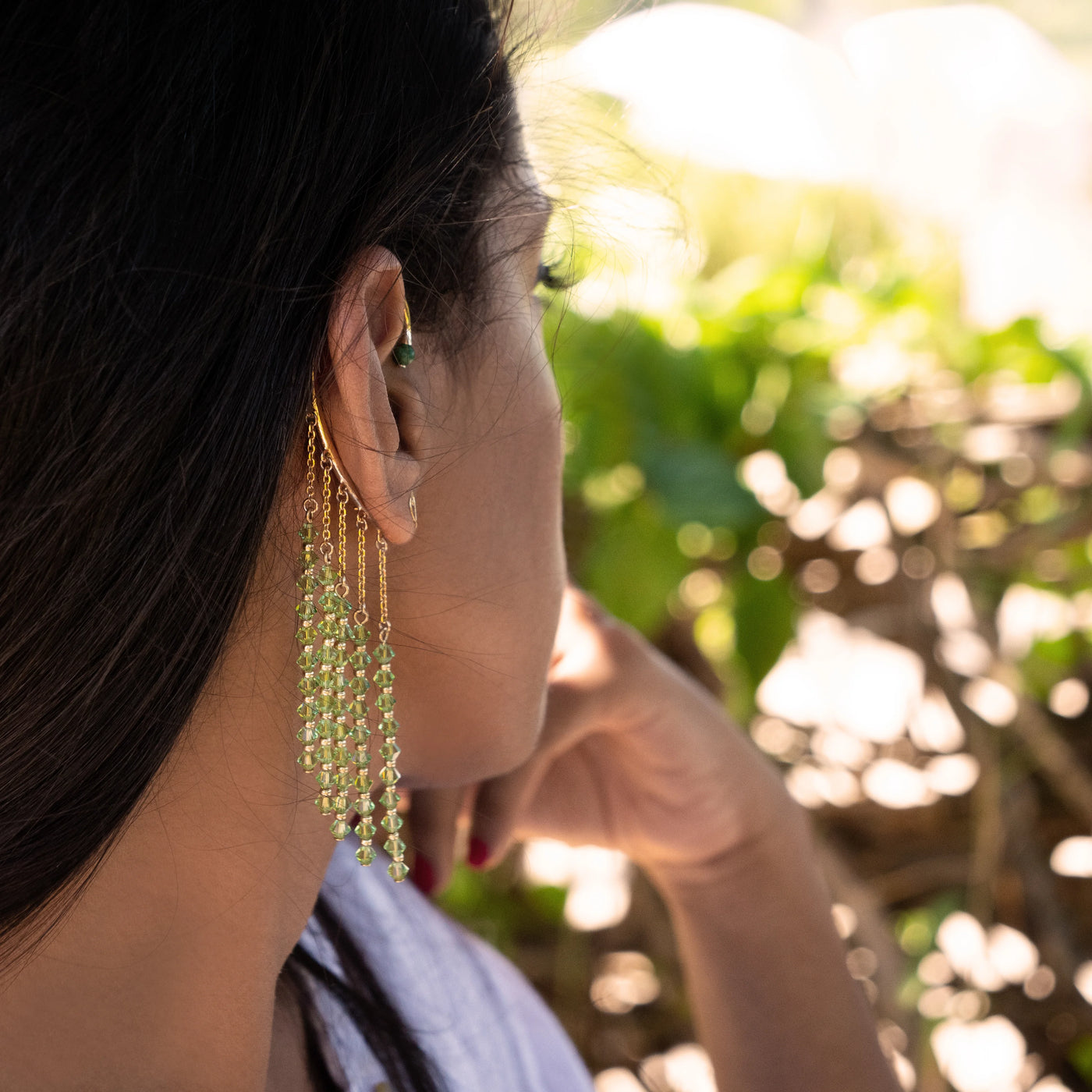 Bijou Tour d'oreille Orparima modèle "Green Diamond". Vue 3/4 arrière porté par Maritza. Le tour d'oreille épouse parfaitement le contour de votre oreille.